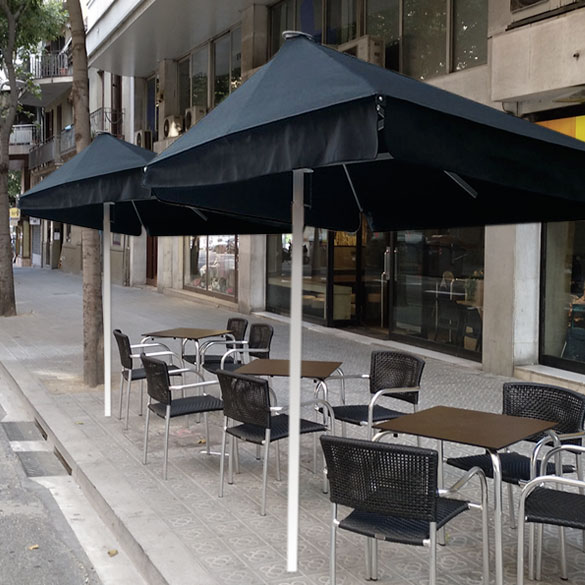 Parasol Maestro con mástil desplazado en una terraza urbana