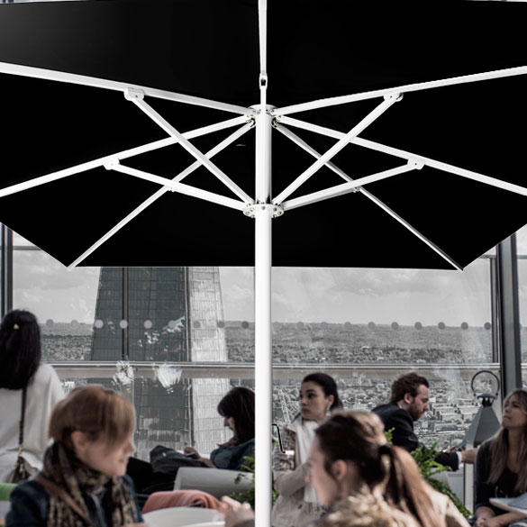 Parasol profesional SunPro negro para una terraza de restauración